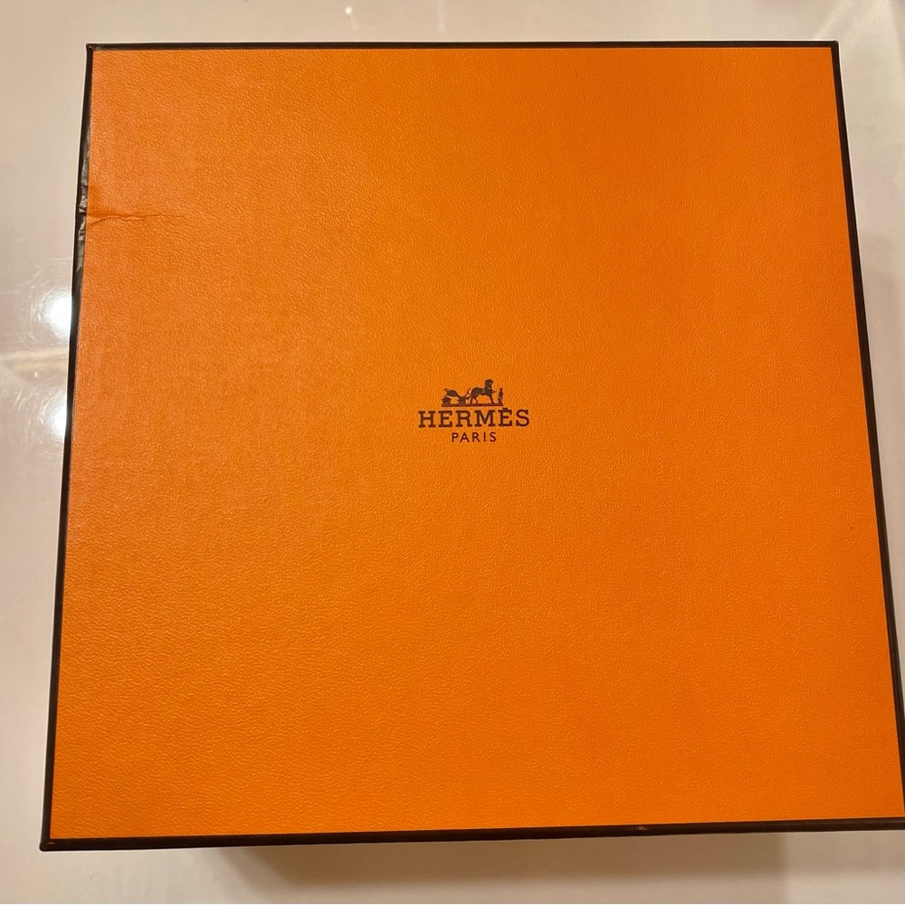 HERMÈS GIFT BOX WITH RIBBON